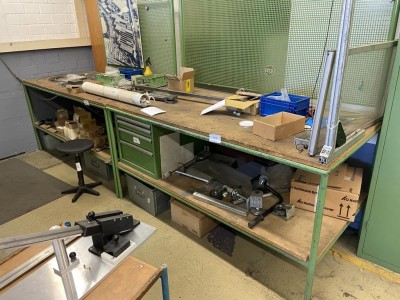 2 Arbeitstische mit insgesamt 1 Arbeitsdrehocker und 1 Schubladenschrank